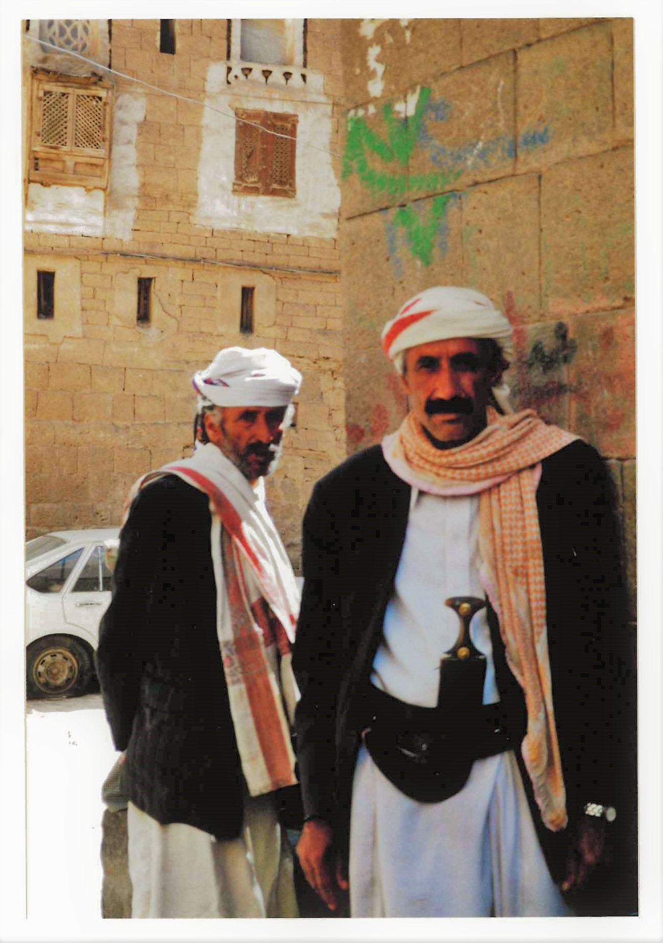 Uomini yemeniti ad Al Hajjarah con turbante e tunica